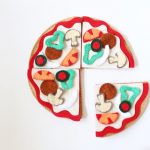 Pizza - juguete de fieltro interactivo - Comiditas - Borucas y Garabatos